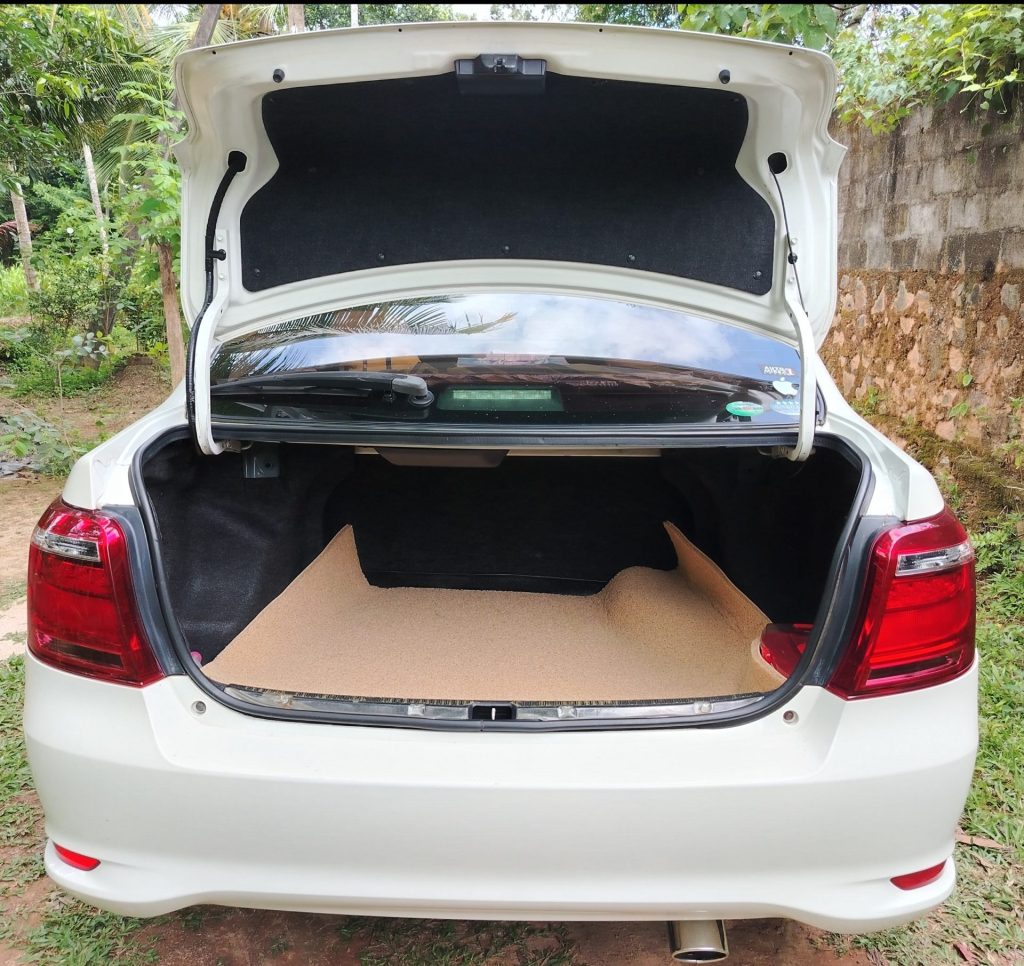 Boot / luggage area — Toyota Corolla