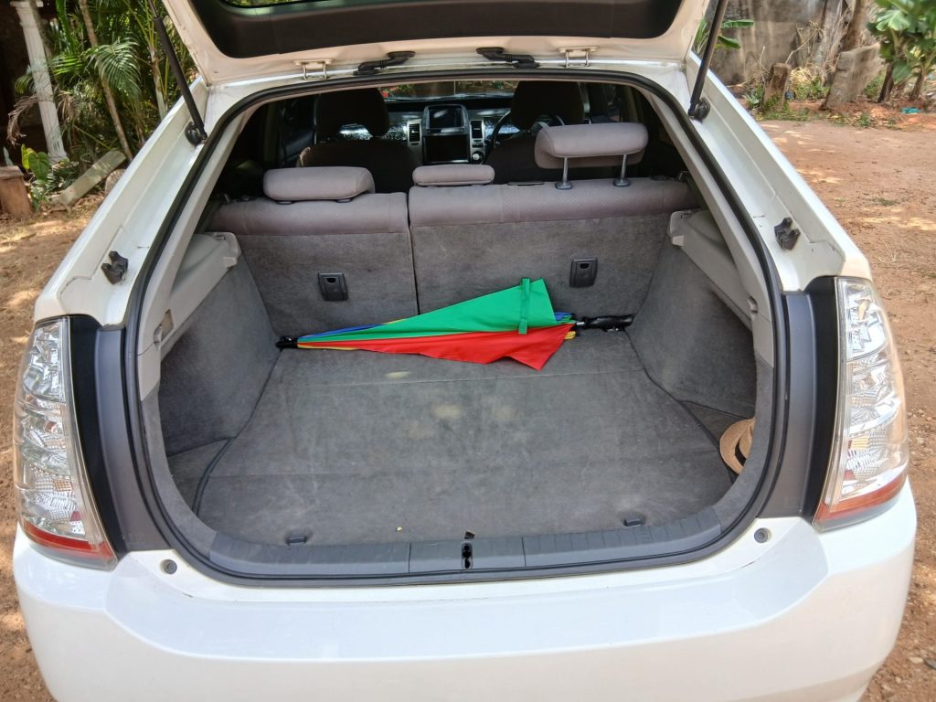 Boot / luggage area — Toyota Prius