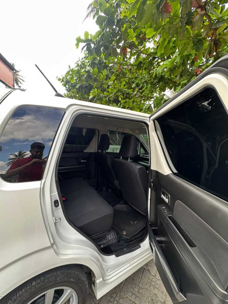 Interior right — Suzuki Wagon R Custom Z
