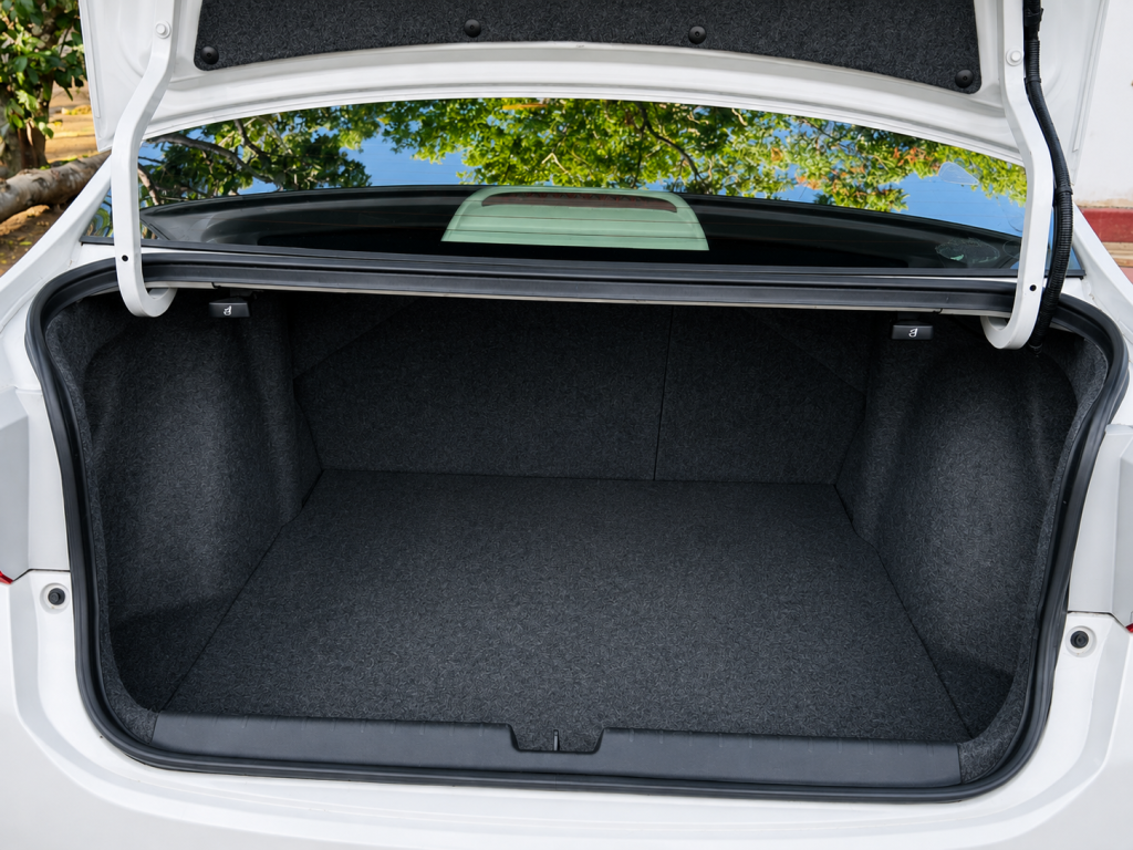 Boot / luggage area — Honda Grace