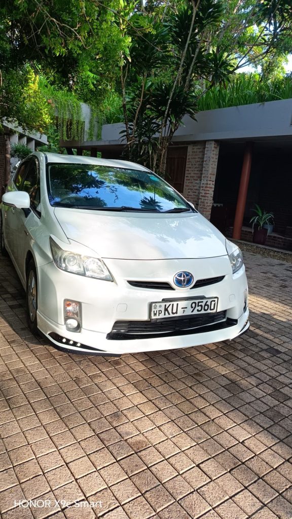 Interior left — Toyota Prius
