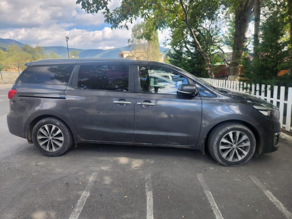 Right side — KIA Carnival