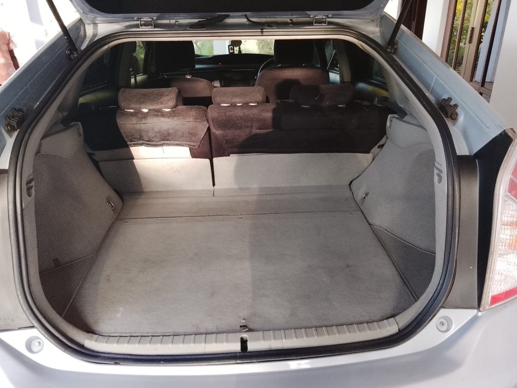 Boot / luggage area — Toyota Prius