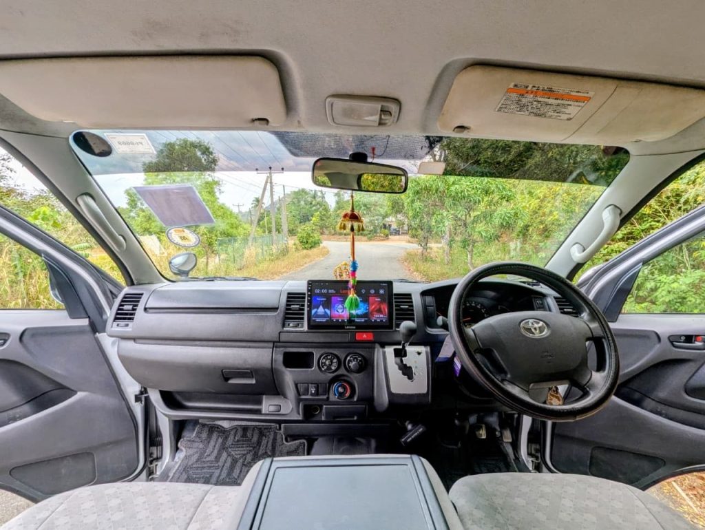Dashboard — Toyota Hiace