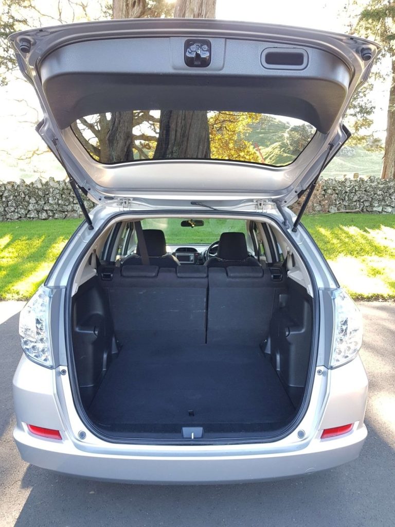 Boot / luggage area — Honda Prius