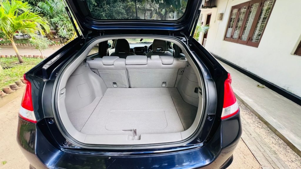 Boot / luggage area — Honda Insight