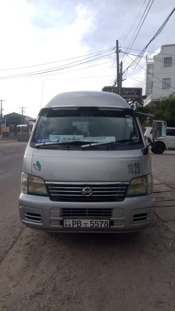 Front — Nissan e 25 high roof Nissan e 25