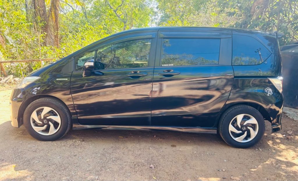 Honda Freed photo 2