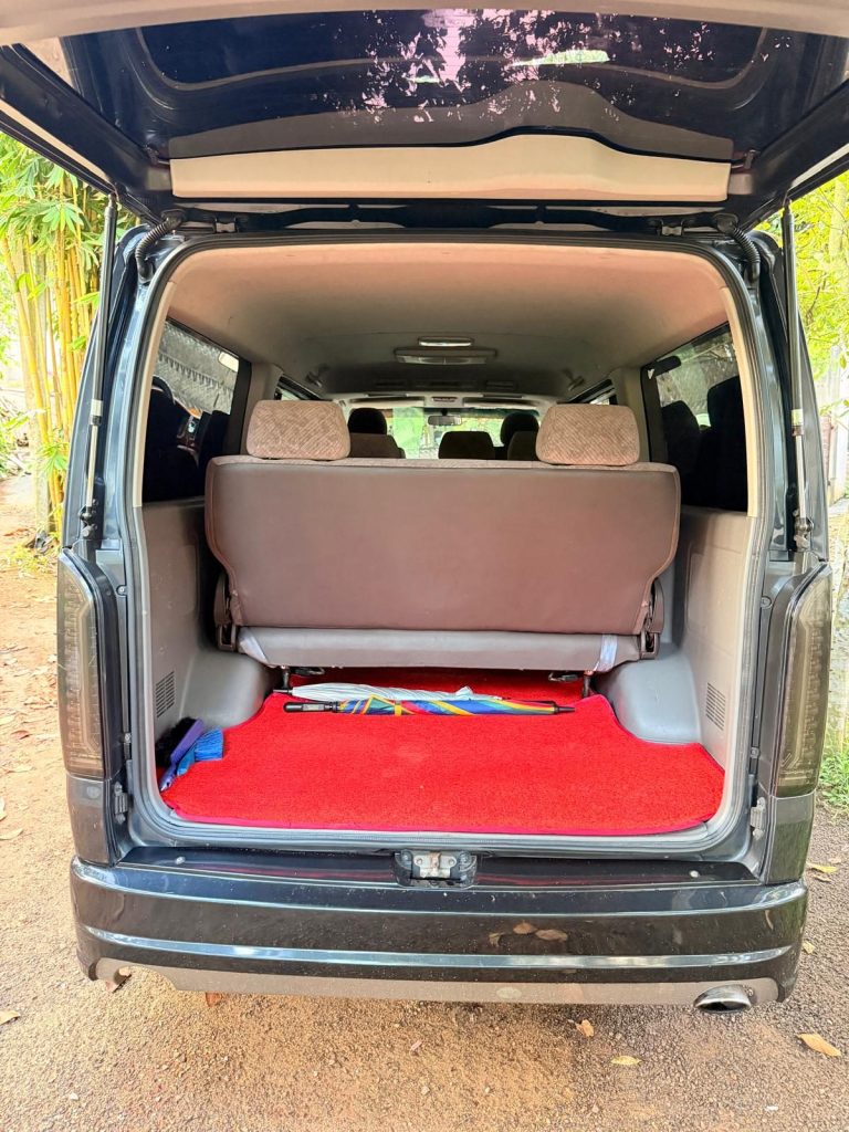 Boot / luggage area — Toyota KDH