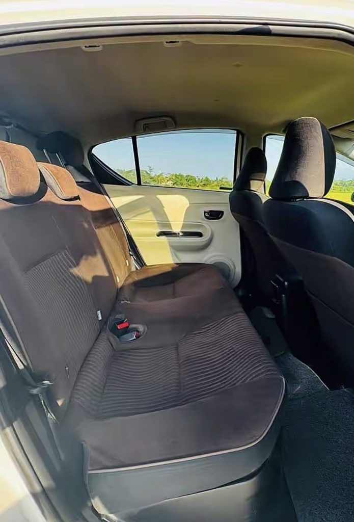 Interior right — Toyota Aqua