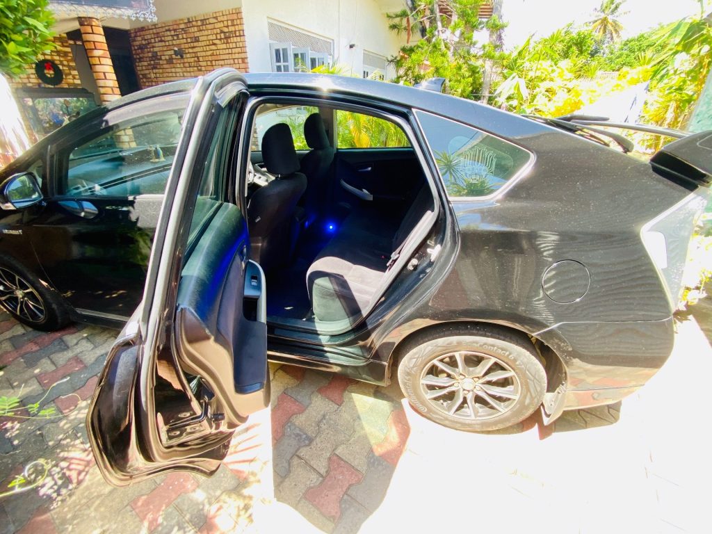 Interior left — Toyota Prius