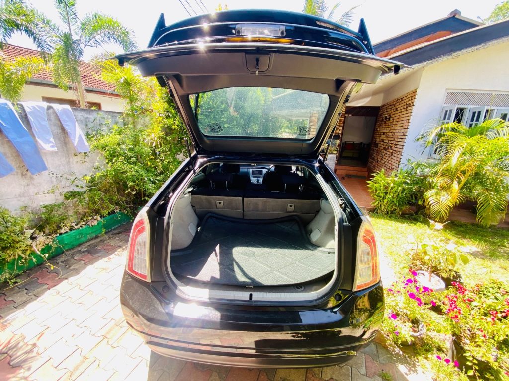 Boot / luggage area — Toyota Prius