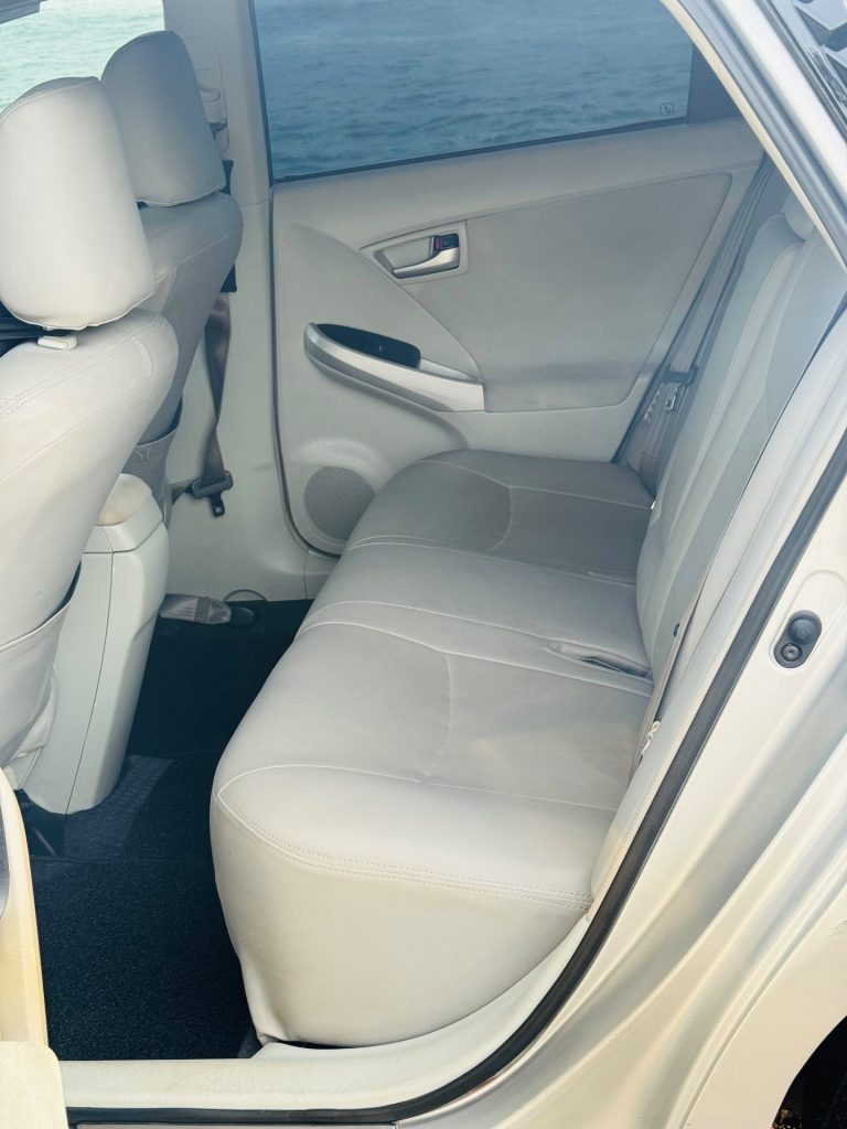 Interior left — Toyota Prius