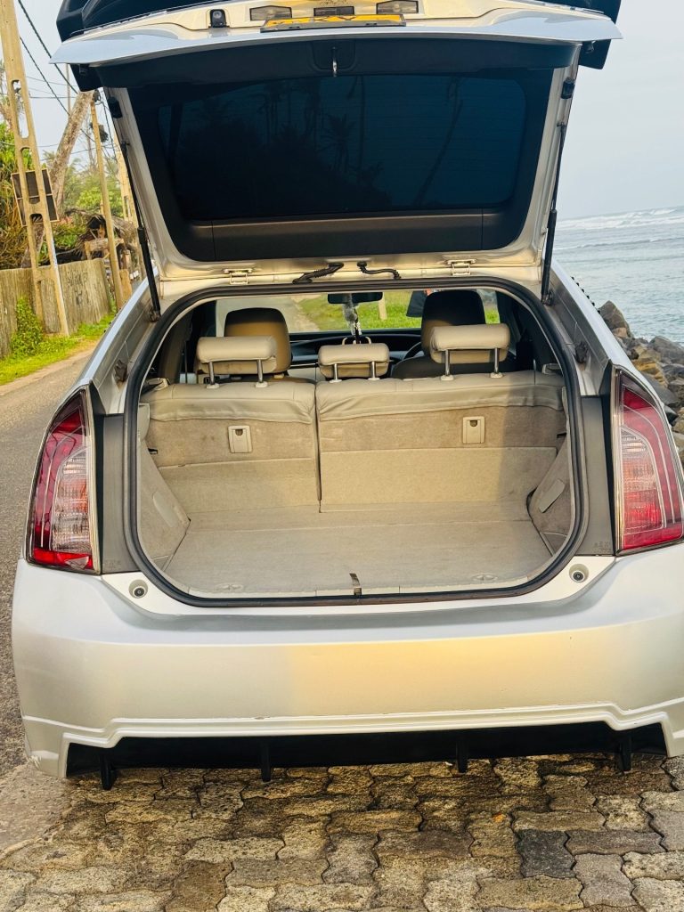 Boot / luggage area — Toyota Prius