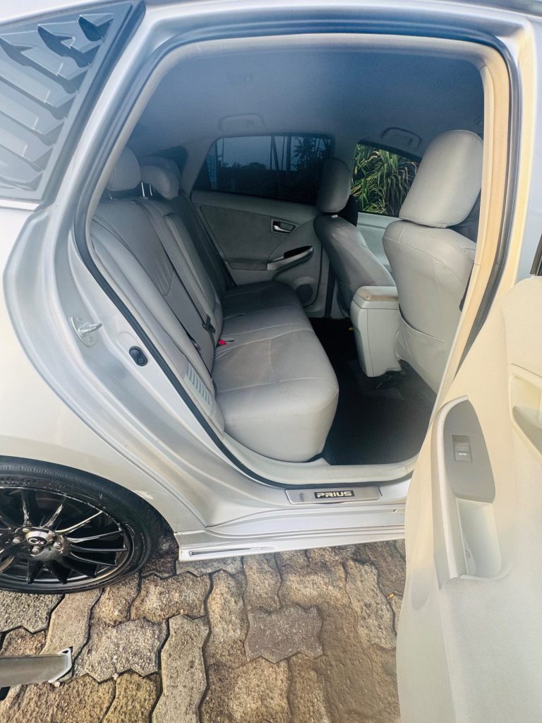 Interior right — Toyota Prius