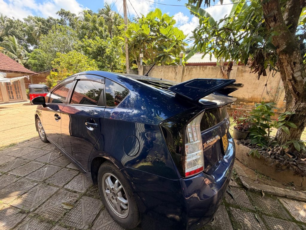 Right side — Toyota Prius Prius