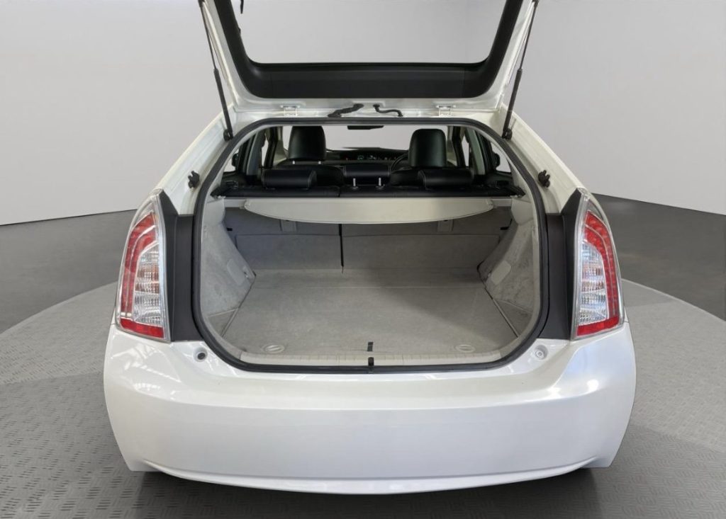 Boot / luggage area — Toyota Prius