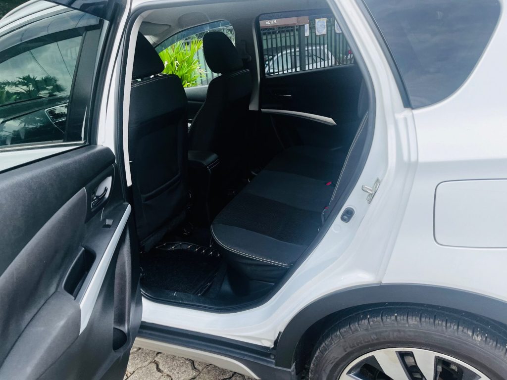 Interior right — Suzuki S cross