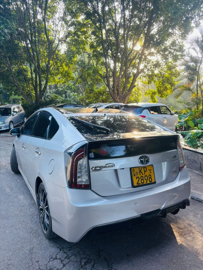 Boot / luggage area — Toyota Prius