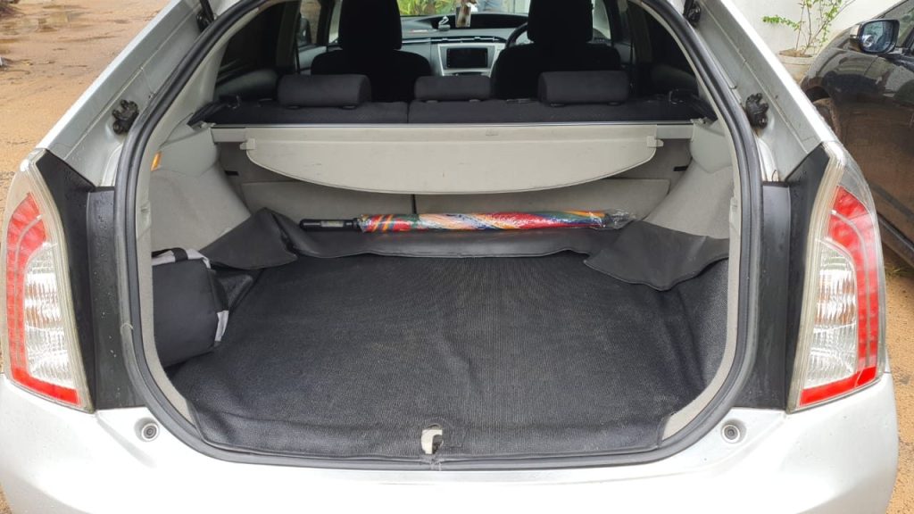 Boot / luggage area — Toyota Prius