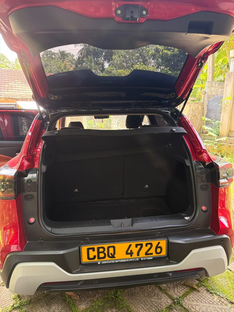 Interior right — Nissan Megnite