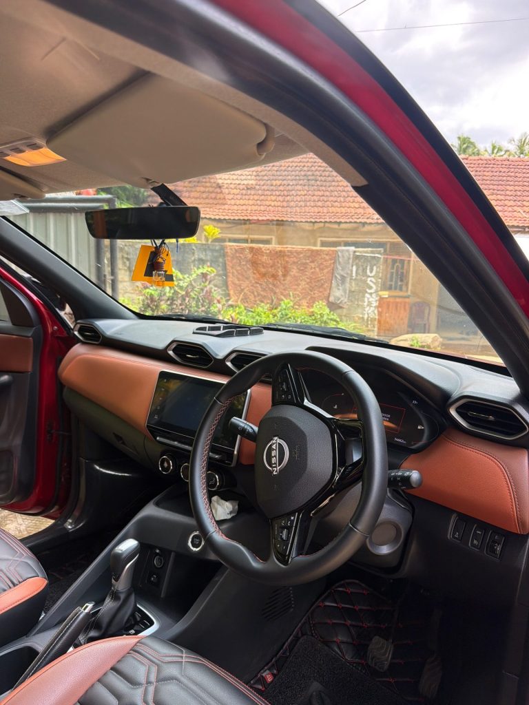 Boot / luggage area — Nissan Megnite