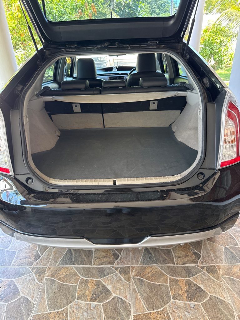 Boot / luggage area — Toyota Prius