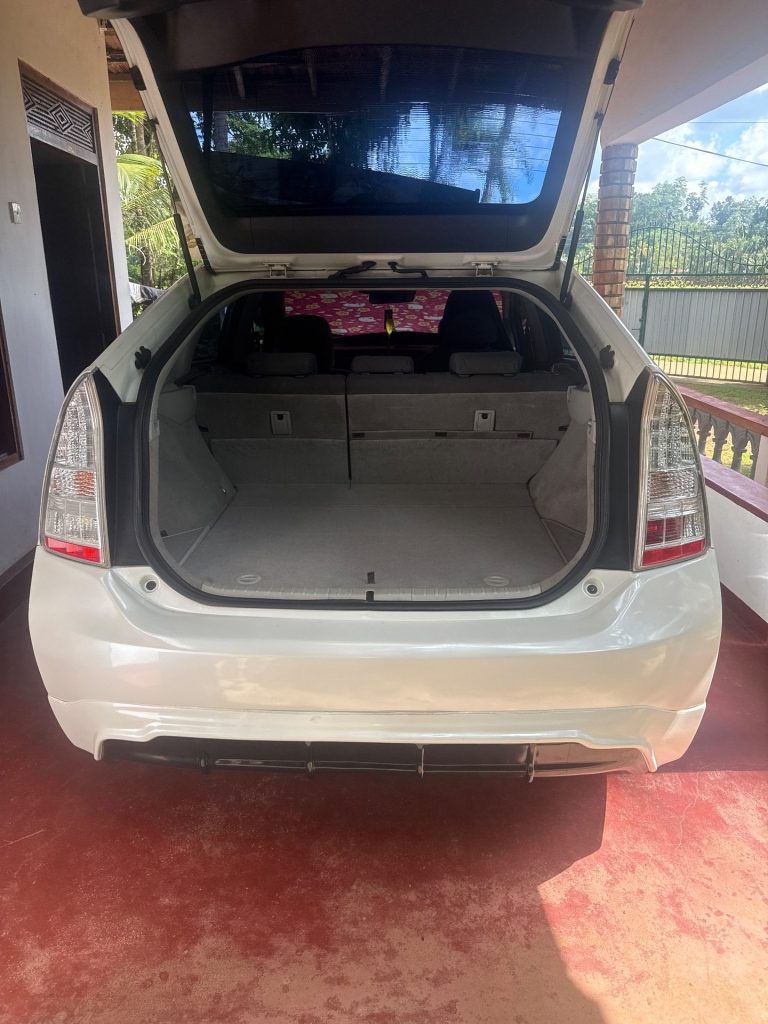 Boot / luggage area — Toyota Prius