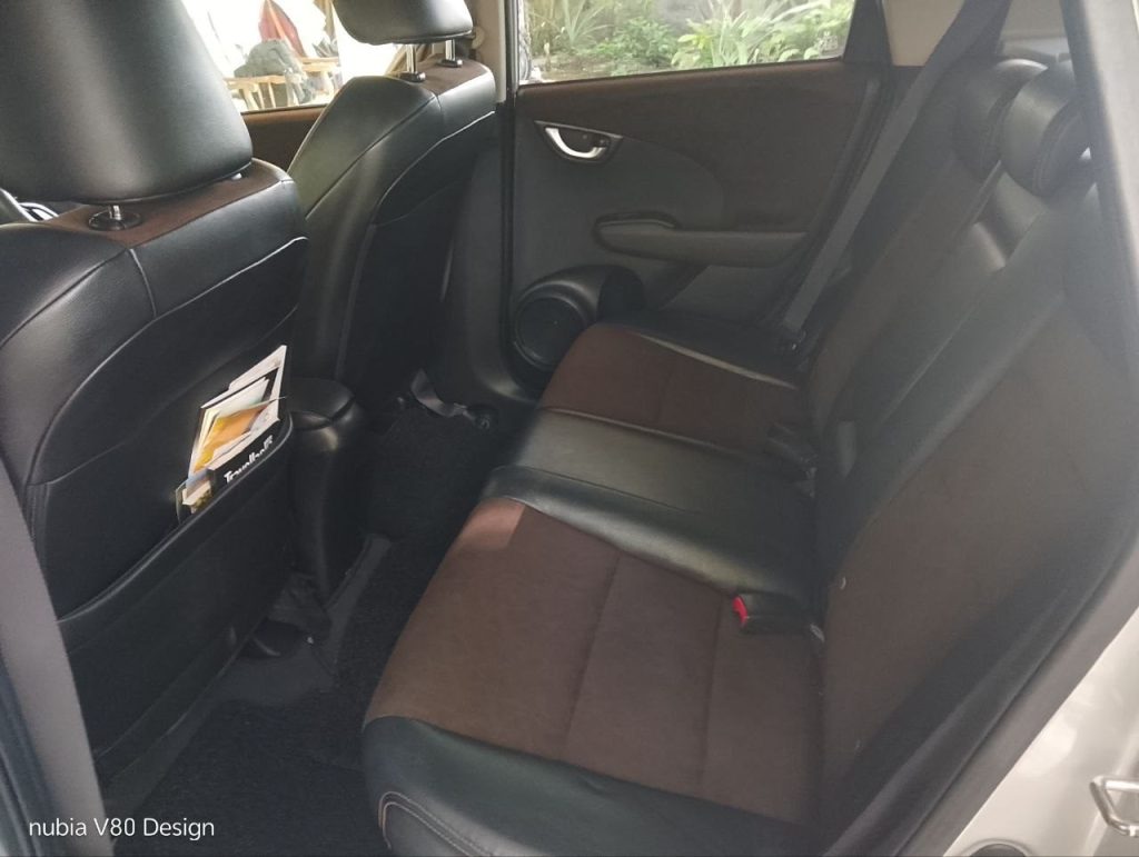 Interior left — Honda Fit Shuttle