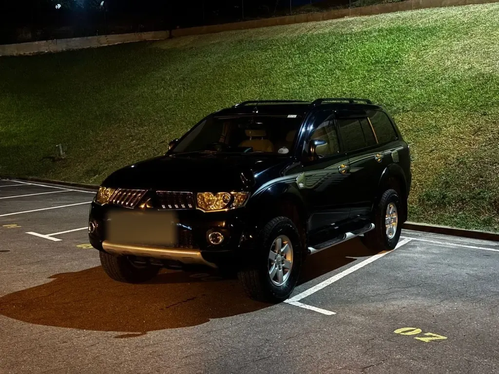 Left side — Mitsubishi Montero