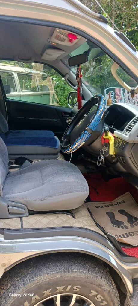 Interior right — Toyota Hiace