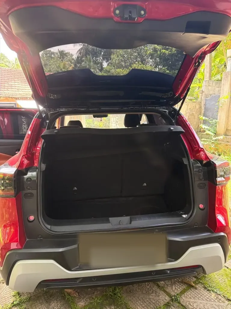 Interior right — Nissan Megnite