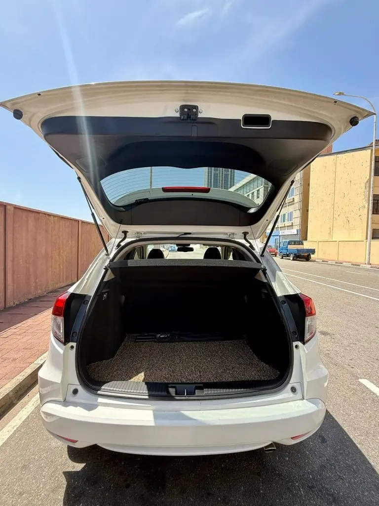 Boot / luggage area — honda vezel 2017