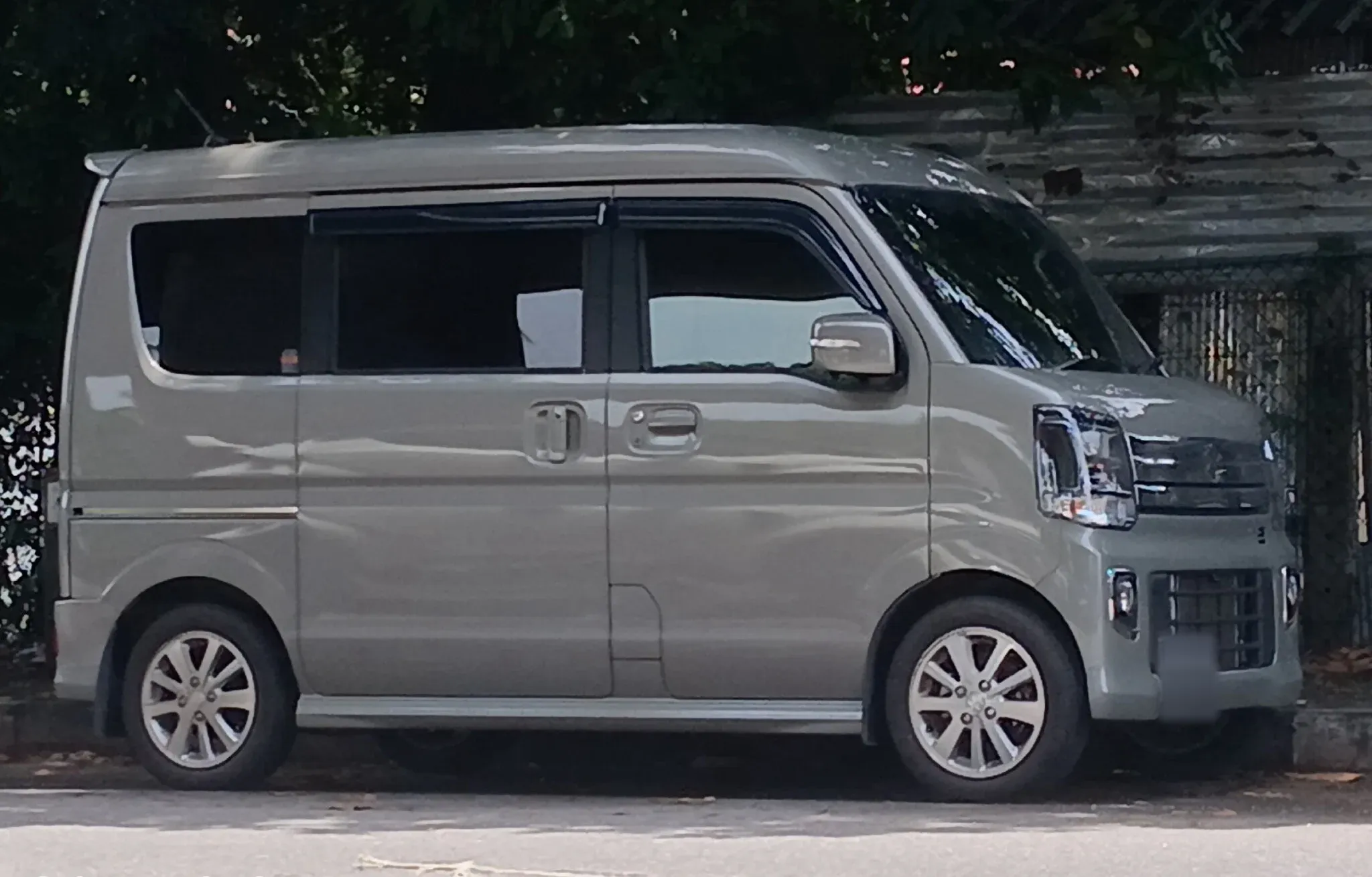 Right side — SUZUKI wagon