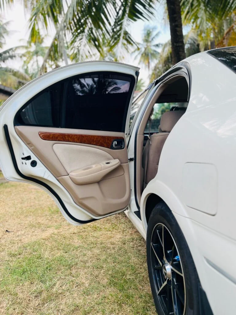 Interior right — Nissan N17