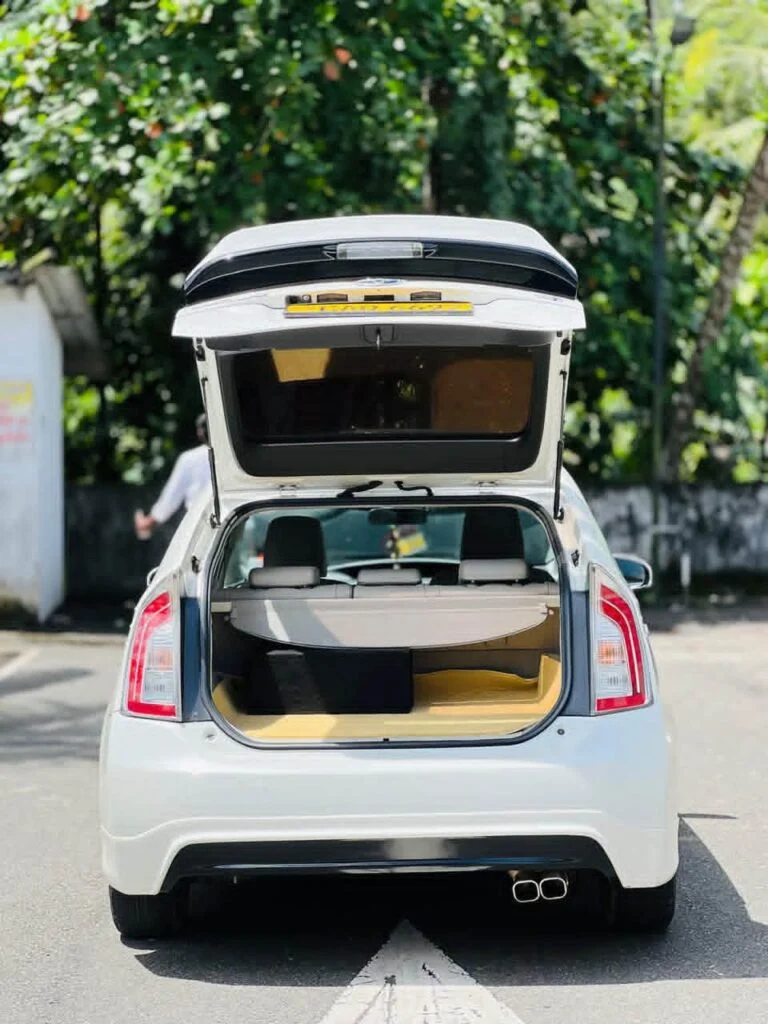 Boot / luggage area — Toyota Prius