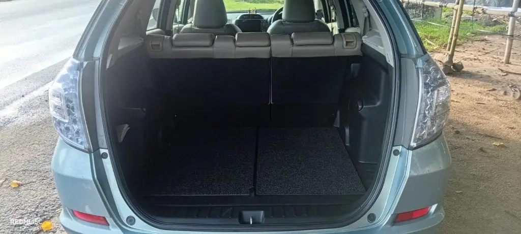 Boot / luggage area — Honda Shuttle