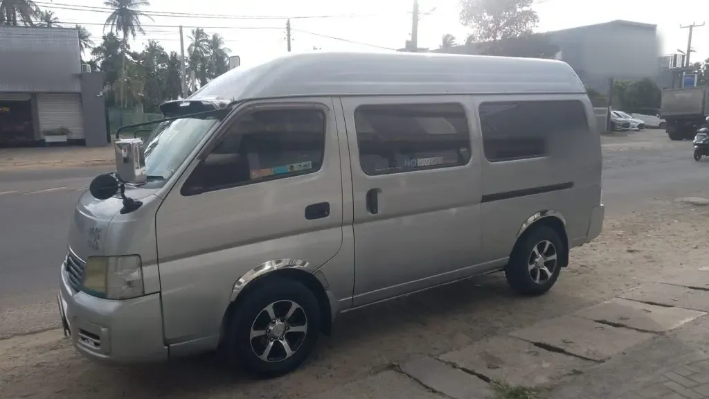 Left side — Nissan e 25 high roof Nissan e 25