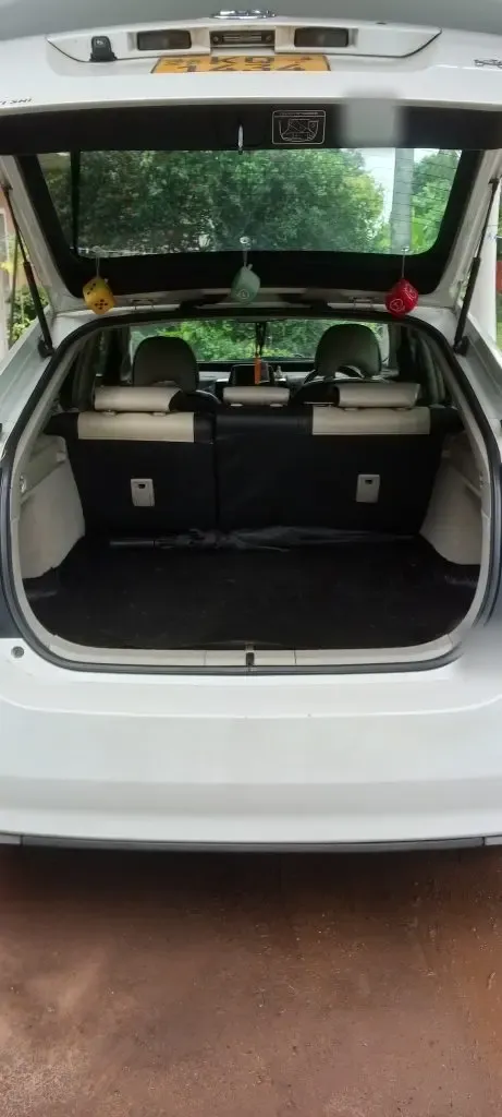 Boot / luggage area — Toyota Prius