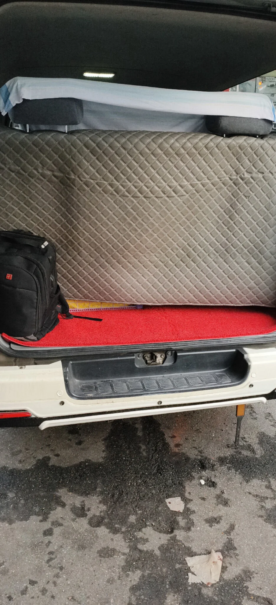 Boot / luggage area — TOYOTA Hiace