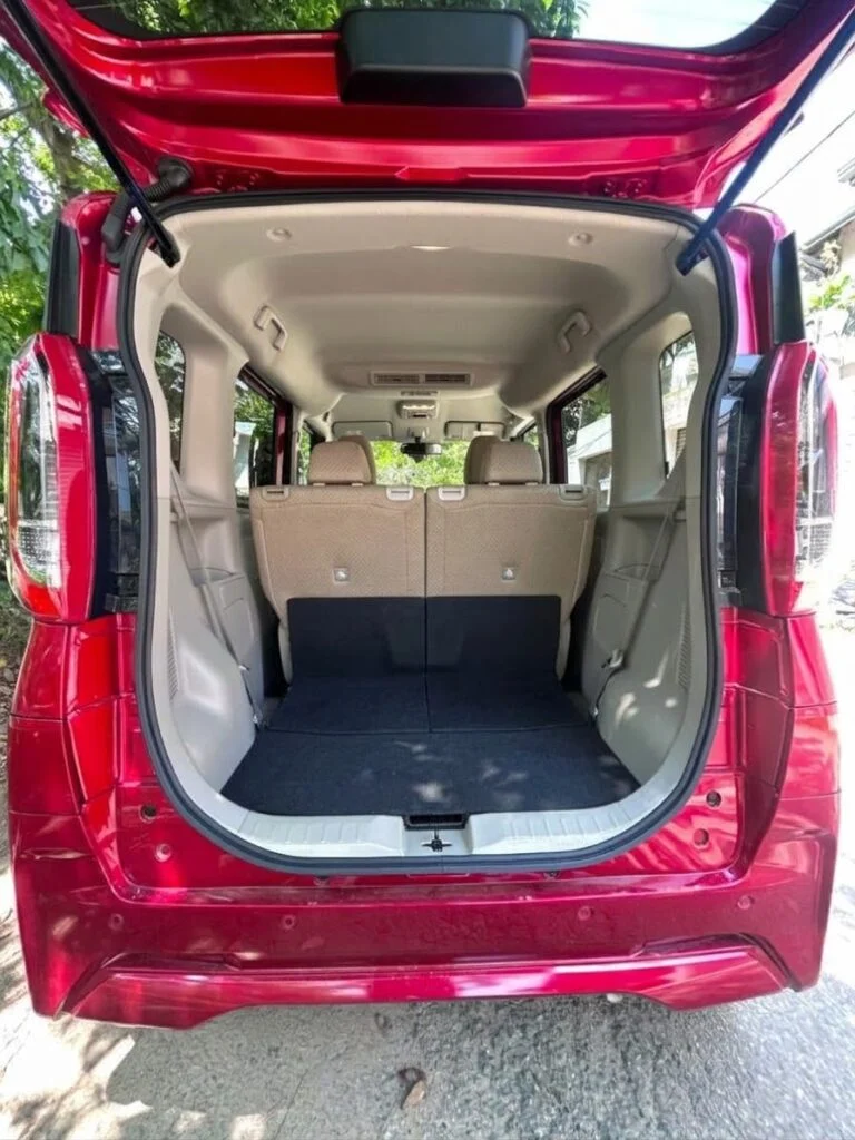 Boot / luggage area — Mitsubishi EK Space
