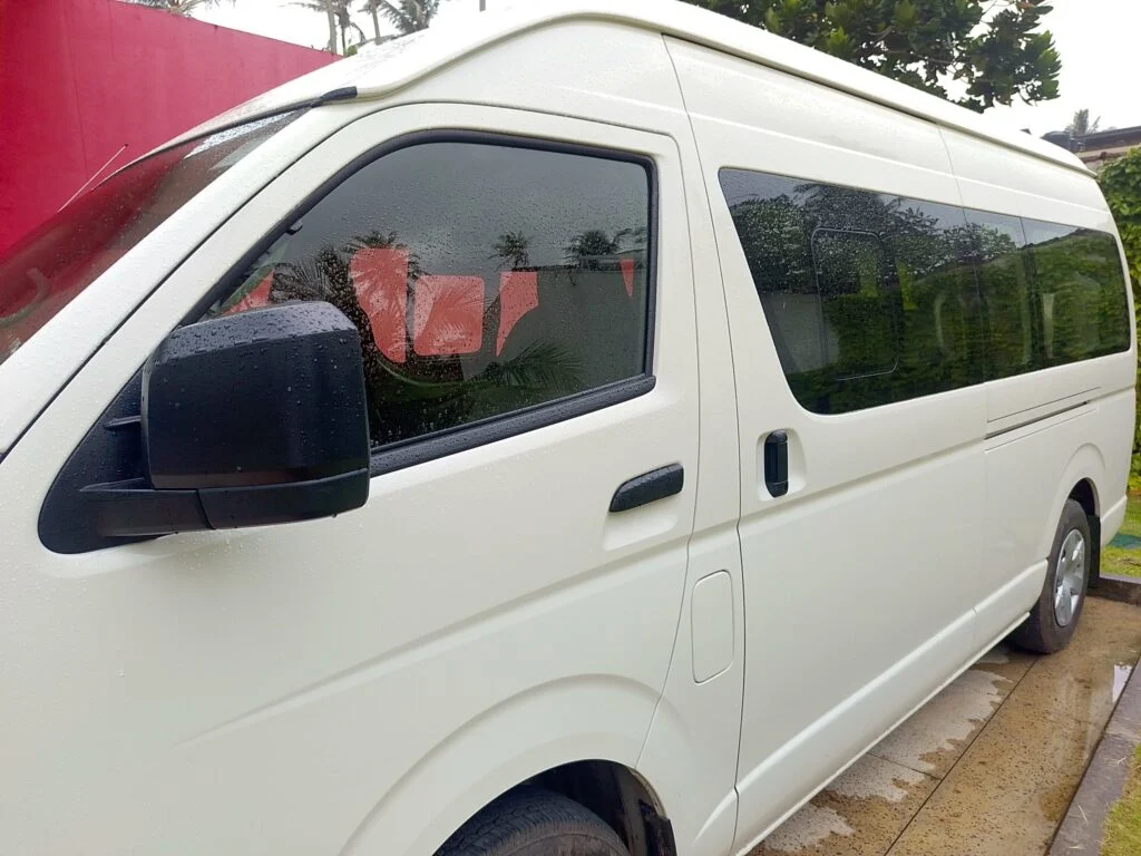 Right side — Toyota KDH HIROOF Hiace