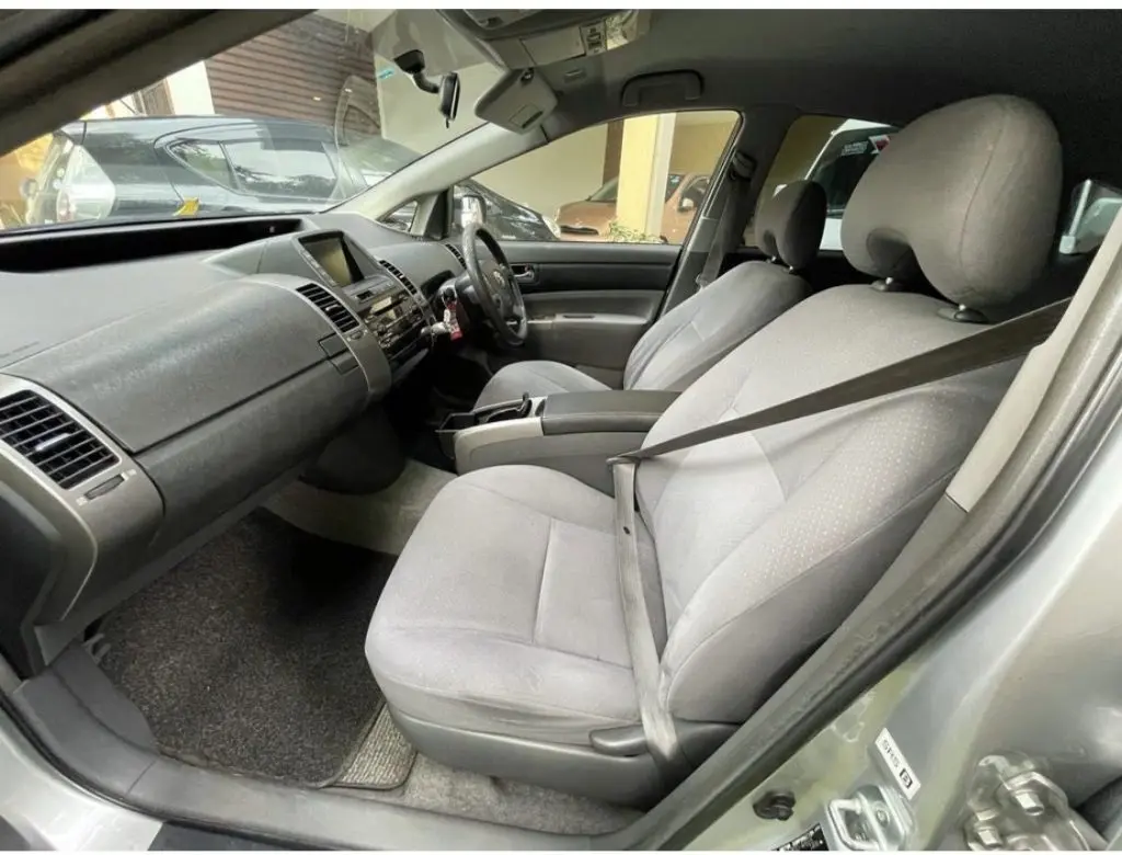 Interior right — Toyota Prius