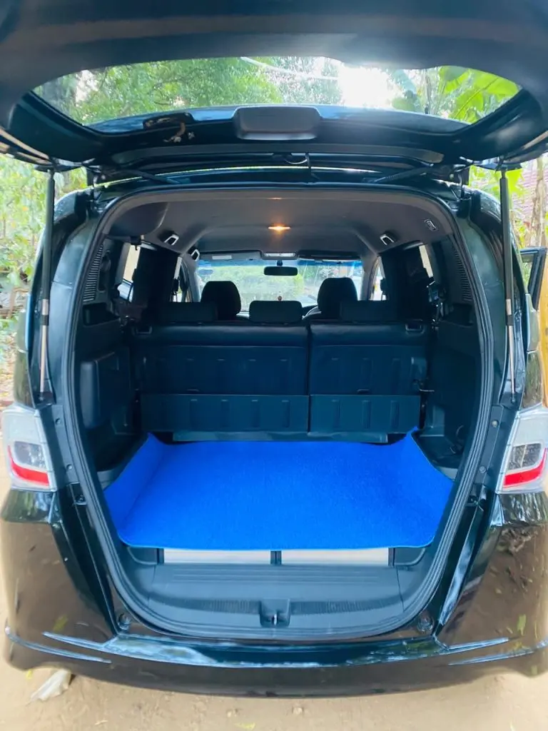 Boot / luggage area — Honda Spike