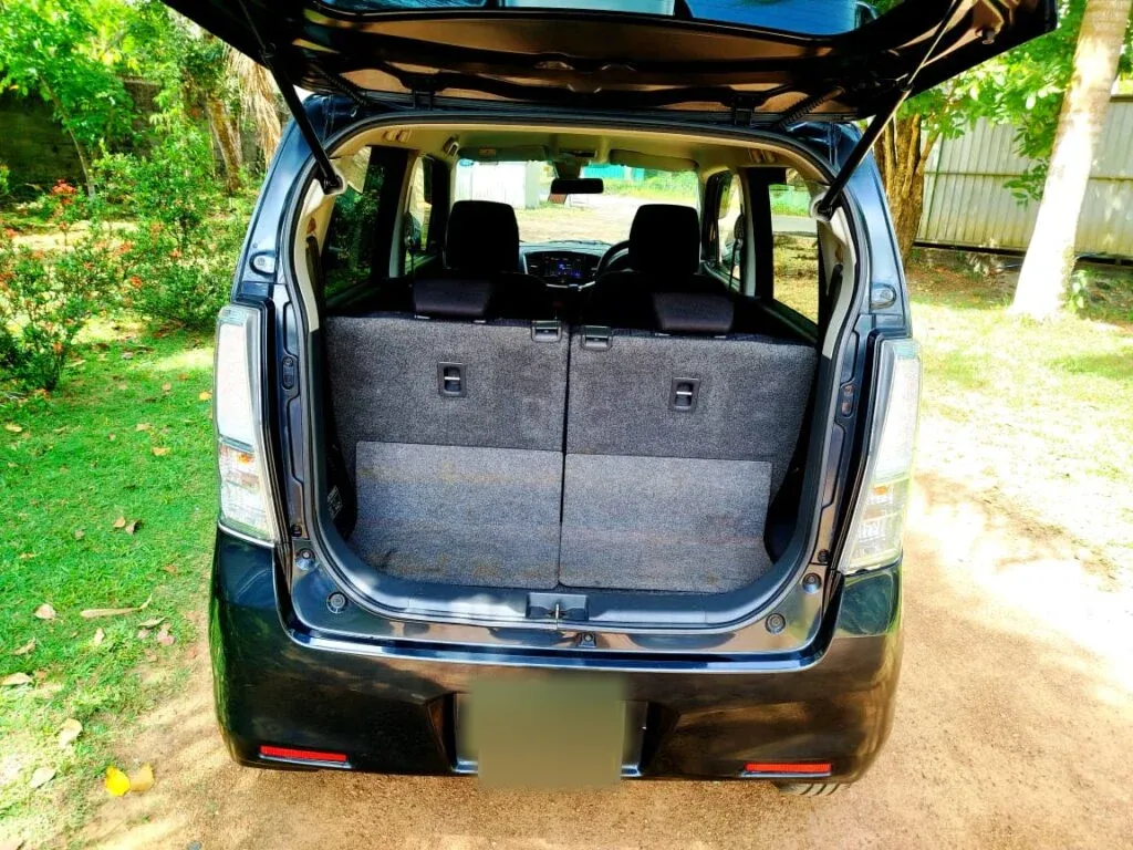 Boot / luggage area — Suzuki Wagon R