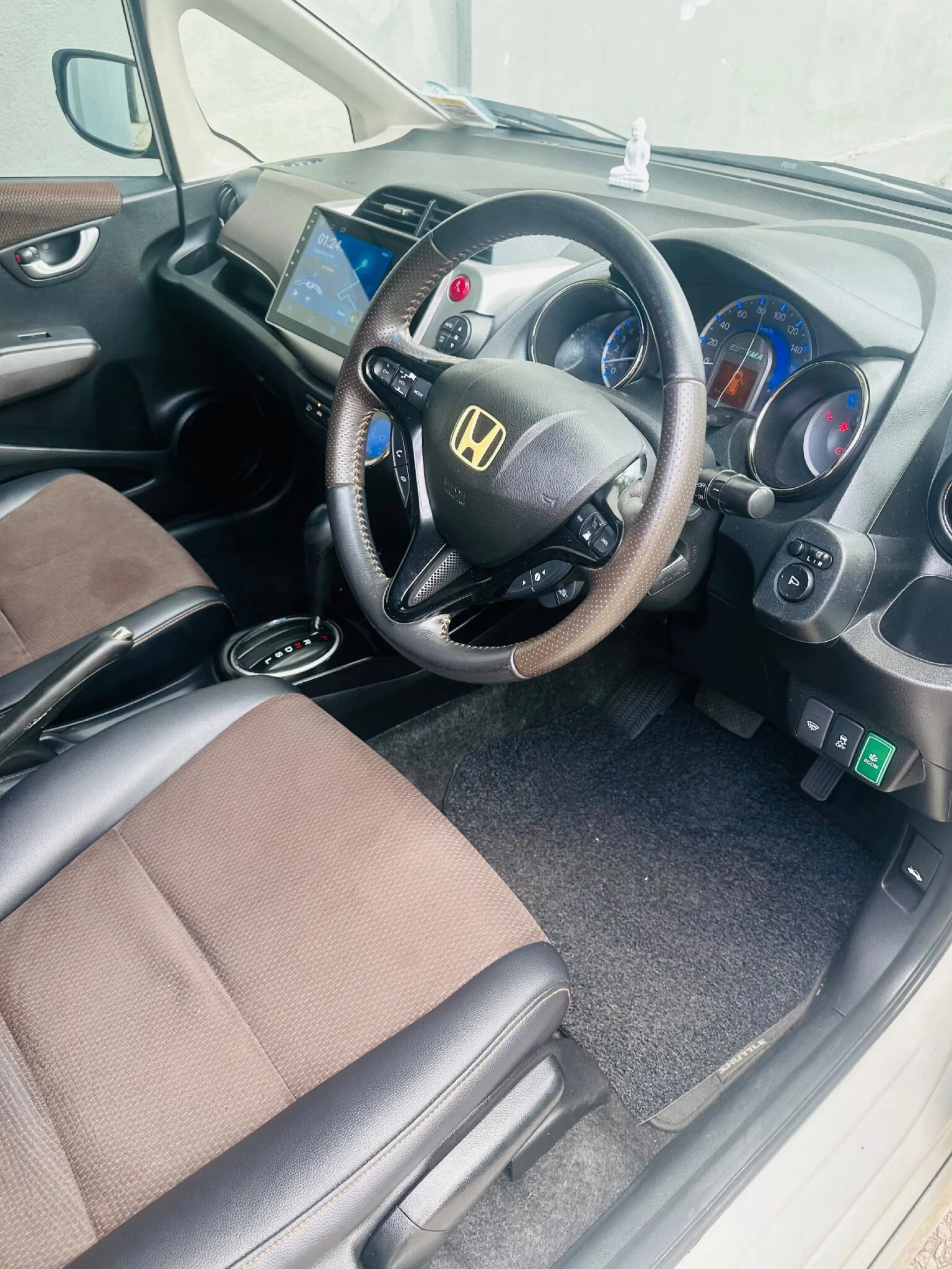 Interior left — HONDA shuttle