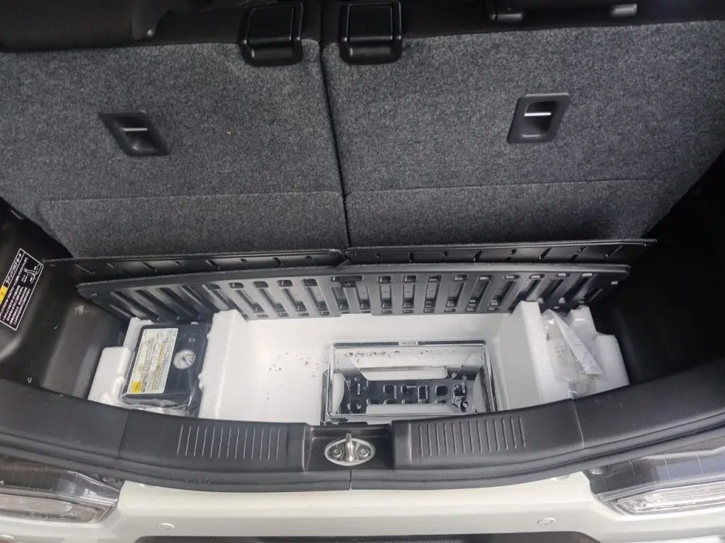 Boot / luggage area — Suzuki Wagon R Custom Z