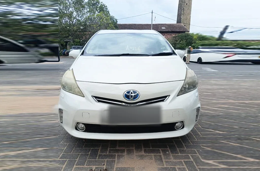 Front — Toyota Prius Alpha