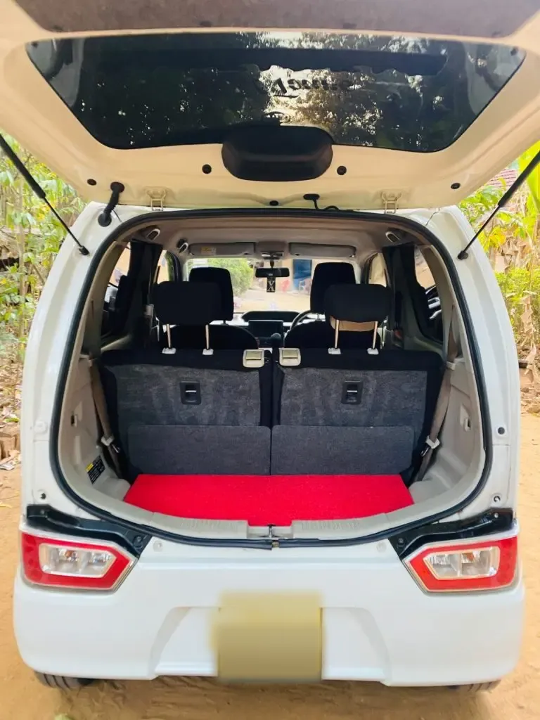 Boot / luggage area — Suzuki Wagon R Fx