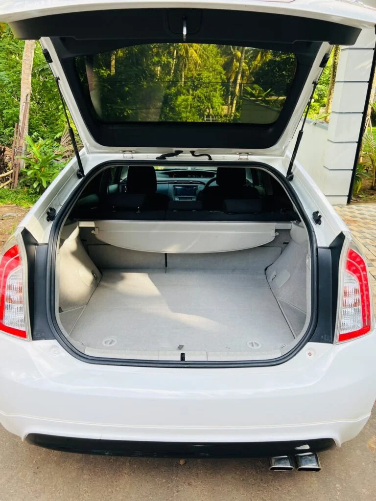 Boot / luggage area — Toyota Prius